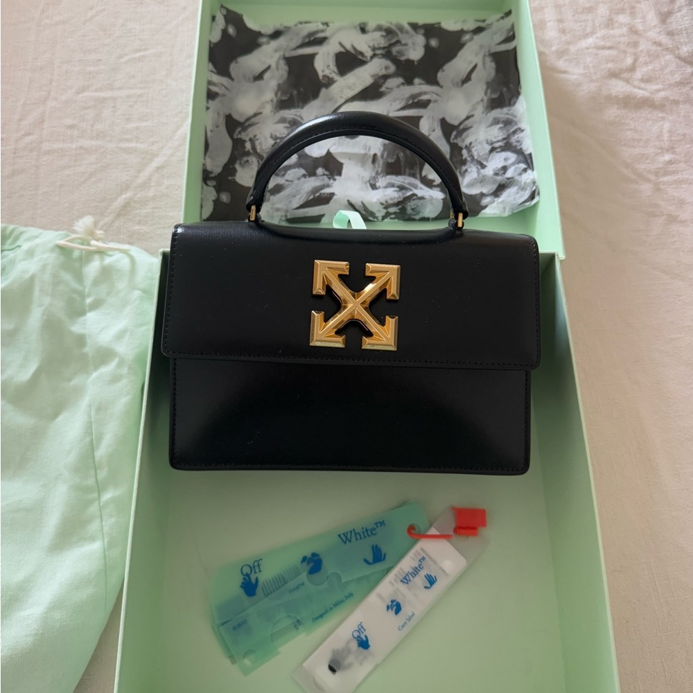 OFF WHITE black twist jitney 1.4 comes with box and dust bag, NO strap.